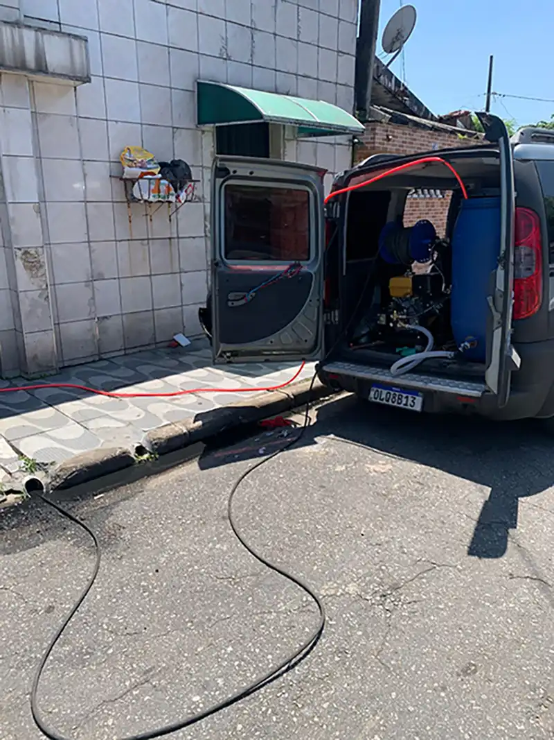 Limpeza de tubulação de esgoto